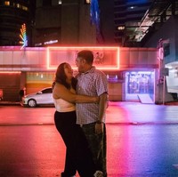 Selain foto prewedding yang menggambarkan kegiatan pasutri saat menjalani kehidupan rumah tangga, pasangan yang menikah pada 8 Januari 2020 ini juga melakukan pemotretan yang menyoroti beberapa tempat di Cebu yang dekat dengan hati mereka, seperti Universitas San Jose Recoletos-Basak, tempat mereka pertama kali bertemu. Foto: Facebook Gail Geriane Photography