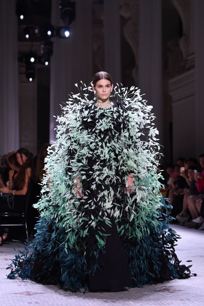 Kaia Gerber yang memiliki tinggi badan 175 cm tampil di fashion show Givenchy Haute Couture Fall/Winter 2019, Paris Fashion Week, Juli 2019. Foto: Getty Images