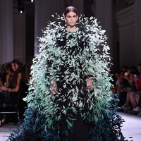 Kaia Gerber yang memiliki tinggi badan 175 cm tampil di fashion show Givenchy Haute Couture Fall/Winter 2019, Paris Fashion Week, Juli 2019. Foto: Getty Images