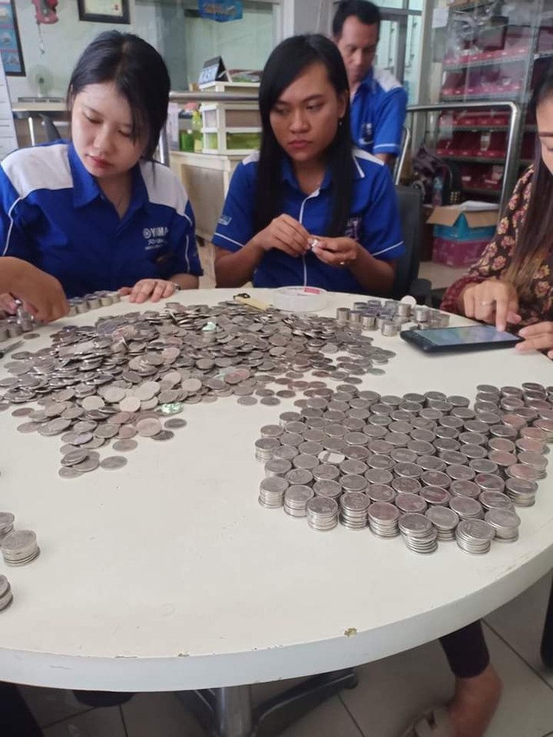 Beli motor pakai koin Foto: Istimewa Beli motor pakai koin Foto: Istimewa
