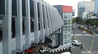Jembatan itu juga memiliki taman kecil dan air mancur di bawahnya untuk tempat santai. Di badan jembatan juga terdapat balkon untuk melihat jalanan (Angling Adhitya Purbaya/detikcom)