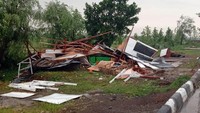Dyah menjelaskan kejadian angin kencang yang merusak sejumlah fasilitas di KM166 Tol Cipali itu terjadi Sabtu (11/1) kemarin.