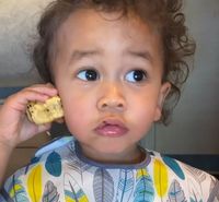 Lucunya Reaksi Miles yang Cicipi Resep Baru Chrissy Teigen