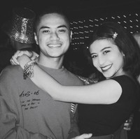 Awkarin pertama kali mengumbar foto bersama dengan Sabian di Instagram pada 2 Januari. ride or die, begitu keterangan foto Awkarin di Instagramnya.  Foto: dok. Instagram @awkarin