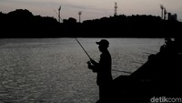 Sejumlah warga tengah memancing di Danau Sunter Jakarta.
