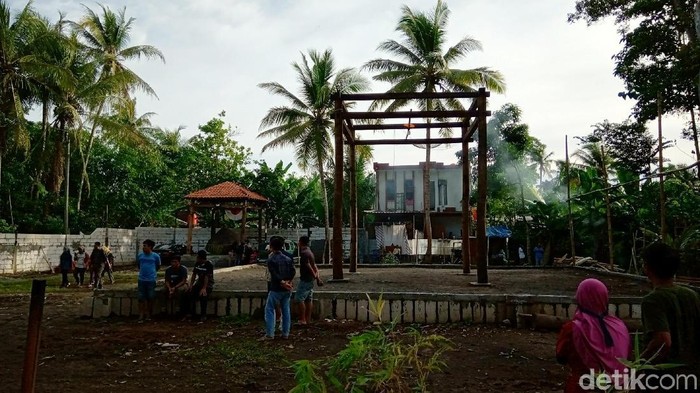 Viral kemunculan Keraton Agung Sejagat di Purworejo. (Foto: Rinto Heksantoro/detikcom) Viral kemunculan Keraton Agung Sejagat di Purworejo. (Foto: Rinto Heksantoro/detikcom)