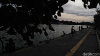 Sejumlah warga beraktivitas menikmati sore hari di kawasan jogging track Danau Sunter, Jakarta Utara, Senin (13/1).