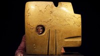 Sebuah perusahaan lelang bernama Christie di Inggris menampilkan beragam barang antik yang akan dilelang di sejumlah acara. Salah satunya adalah patung buatan Henry Moore yang dikenal dengan nama Square Form,1936. Patung ini akan dilelang dalam penjualan Modern British Art Evening, London, pada 21 Januari mendatang. Patung ini pun diperkirakan bernilai 3,89-6,49 juta dollar AS.