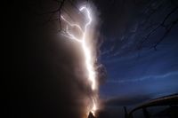 Viral Dashyatnya Petir Menyambar-nyambar di Taal Volcano, Apa Penyebabnya?