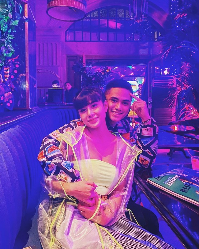 Sebenarnya, sejak November 2019 keduanya memang sudah terlihat dekat. Karin, sapaan akrab Awkarin kerap mengunggah Instastory kebersamannya dengan Sabian. (Foto: dok. Instagram @awkarin)