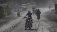 Sejumlah warga mengendarai sepeda motor menuju ke pengungsian usai erupsi Gunung Taal menghasilkan abu vulkanik yang sangat berbahaya bagi kesehatan manusia.