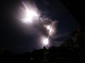 Penampakan Abu dan Kilat Saat Taal Volcano di Filipina Erupsi