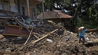 Warga sangat berharap pemerintah segera merealisasikan dana bantuan untuk jaminan hidup (jadup) serta dana rehabilitasi untuk perbaikan rumah mereka. ANTARA FOTO/Asep Fathulrahman.