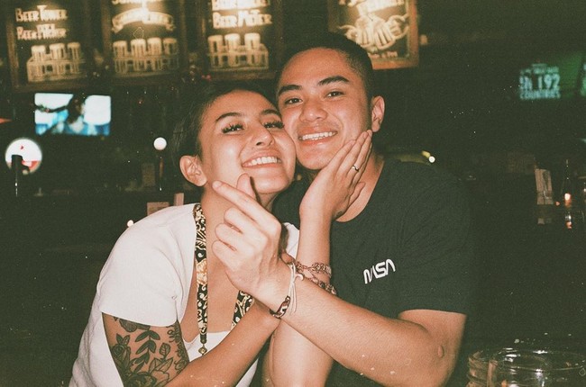 Karin dan Sabian pun sama-sama memiliki jiwa sosial yang tinggi. Keduanya bekerjasama untuk menyaluran donasi sumbangan ke berbagai daerah. (Foto: dok. Instagram @awkarin)