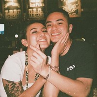 Karin dan Sabian pun sama-sama memiliki jiwa sosial yang tinggi. Keduanya bekerjasama untuk menyaluran donasi sumbangan ke berbagai daerah. (Foto: dok. Instagram @awkarin)