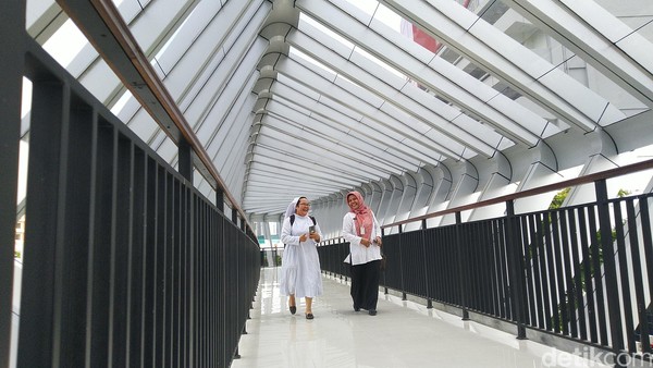 Jembatan bernama Sky Bridge tersebut tampak seperti JPO Gelora Bung Karno di Jakarta namun dengan tiga belokan. Ujung Timur ada di gedung parkir, ujung Baratnya di pusat oleh-oleh dengan akses tangga dan lift (Angling Adhitya Purbaya/detikcom)