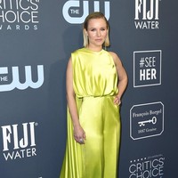 Di tangah dominasi gaun, aktris Kristen Bell justru tampil beda dengan busana berpotongan jumpsuit. Bahan satin serta ekor yang menjuntai menjaga penampilan Kristen tetap memukau. (Foto: Jordan Strauss/Invision/AP)