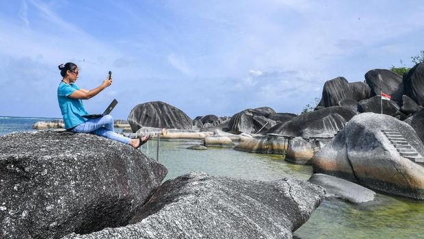 Sejumlah pengunjung melintas diantara bongkahan batu granit di Alif Stone Park, Desa Sepempang, Kabupaten Natuna, Provinsi Kepulauan Riau, Senin (13/1/2020). Alif Stone Park menjadi salah satu destinasi wisata dari sembilan destinasi Geopark (taman bumi) nasional di Natuna selain Senubing, Pantai Bamak, Tanjung Datuk, Batu Kasah, Pulau Akar, Pulau Setanai, Gunung Ranai, dan Pulau Senua. ANTARA FOTO/M Risyal Hidayat/ama.