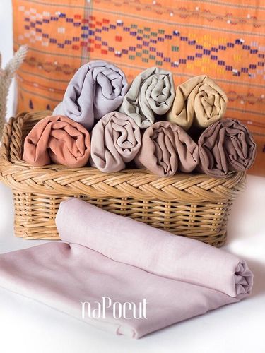 10 Rekomendasi Bahan Hijab yang Cocok untuk Wisuda