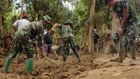 Saat ini anggota TNI telah dikerahkan untuk membersihkan lumpur yang menutupi jalan du Kampung Panunggangan, Sajira, Lebak, Banten. Antara Foto/Weli Ayu Rejeki.
