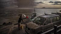 Kantor bencana setempat mengatakan telah mengevakuasi lebih dari 2.000 penduduk yang tinggal di pulau vulkanik yang terletak di dalam danau. Solidum mengatakan para pejabat juga akan memerintahkan evakuasi orang-orang yang tinggal di pulau lain di dekatnya jika situasinya memburuk.