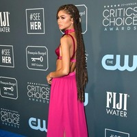 Zendaya memadukan pakaiannya dengan sepasang sepatu Christian Louboutin warna fuchsia yang senada dengan baju. Foto: Emma McIntyre/Getty Images