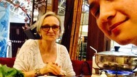 Hidangan hot pot, jadi salah satu makanan favorit Marcell dan sang ibu. Makan bareng pun, jadi cara Marcell untuk menghabiskan waktu luangnya bersama sang ibu. Foto: Instagram @marcelldarwin