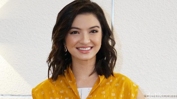 Kemarin Menangis, Raline Shah Kini Bahagia Lagi