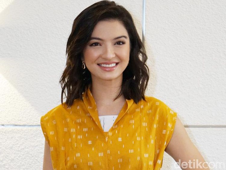 Kemarin Menangis, Raline Shah Kini Bahagia Lagi