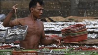 Kondisi cuaca di Indonesia yang tengah musim hujan berimbas pada menurunnya produksi ikan asin di pesisir Jakarta.