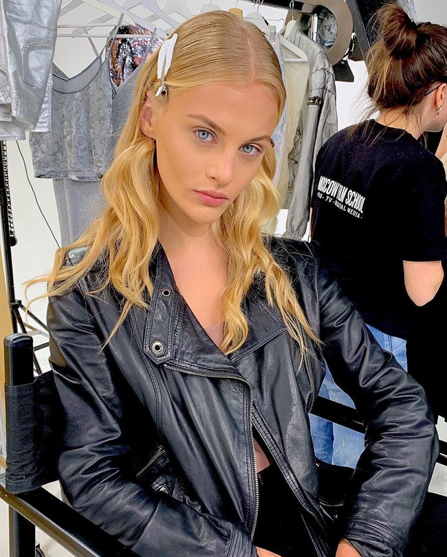 Model cantik bernama Ksenia Puntus jadi sensasi setelah dikabarkan terjatuh dari apartemen. Saat ditemukan, kondisi model asal Rusia itu mengenaskan. Foto: Instagram