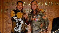 Ketua MPR RI periode 2019-2024 Bambang Soesatyo (Bamsoet) melakukan salam komando dengan Ketua KPK periode 2019-2024 Firli Bahuri.