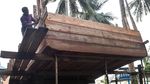 Intip Proses Pembuatan Kapal Motor di Natuna