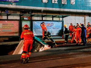 Lubang Menganga di Jalan Telan Sebuah Bus di China, 6 Orang Tewas