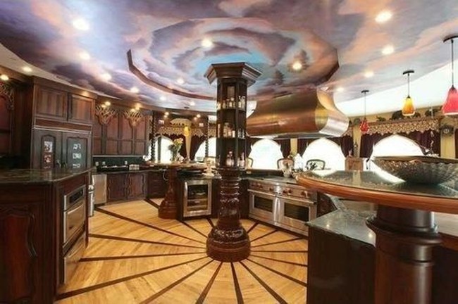 Salah satu ruangan yang sangat unik adalah ruangan dapur dari kastil ini. Lihat saja bagian langit-langitnya, mengingatkan pada Caesars Palace Las Vegas Hotel & Casino yang mewah. Foto: dok. buzznick