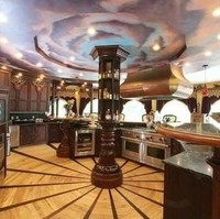 Salah satu ruangan yang sangat unik adalah ruangan dapur dari kastil ini. Lihat saja bagian langit-langitnya, mengingatkan pada Caesars Palace Las Vegas Hotel & Casino yang mewah. Foto: dok. buzznick
