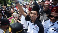 Seperti diketahui, dua kelompok massa pro dan kontra Anies Baswedan melakukan unjuk rasa siang ini. Polisi memisahkan massa pro dan kontra tersebut. Massa pro-Anies menggelar aksi di dalam Balai Kota. Sementara massa kontra diarahkan untuk berdemo di Patung Kuda. 