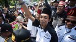 Berbaju Pangsi, Massa Pro-Anies Gelar Aksi di Balai Kota DKI