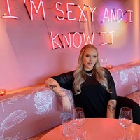 Nikkie akhirnya mengakui bahwa dia seorang transgender karena ada yang mengancam memerasnya akan membongkar identitasnya ke media. Tidak ingin takluk, Youtuber asal Belanda itu membeberkannya lebih dulu.  Foto: Instagram