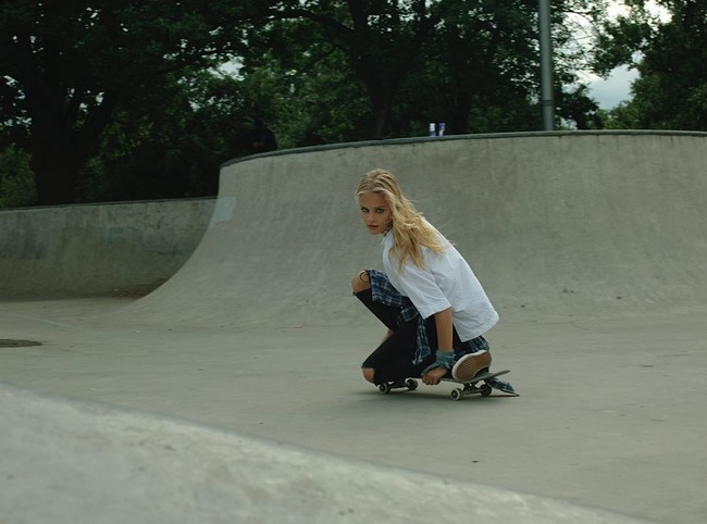 Wanita cantik ini memiliki hobi yang cukup unik. Melihat dari akun Instagramnya, Ksenia suka bermain skateboard.  Foto: Instagram