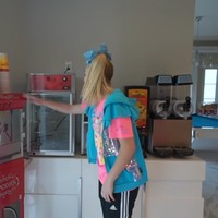 Dengan adanya mesin pembuat popcorn, gula-gula kapas hingga nachos, artis remaja yang dikenal lewat acara Dance Moms ini tidak perlu repot-repot keluar rumah saat ingin jajan, karena semuanya sudah tersedia di tempat tinggalnya. Foto: Screenshot YouTube/ Its Jojo Siwa