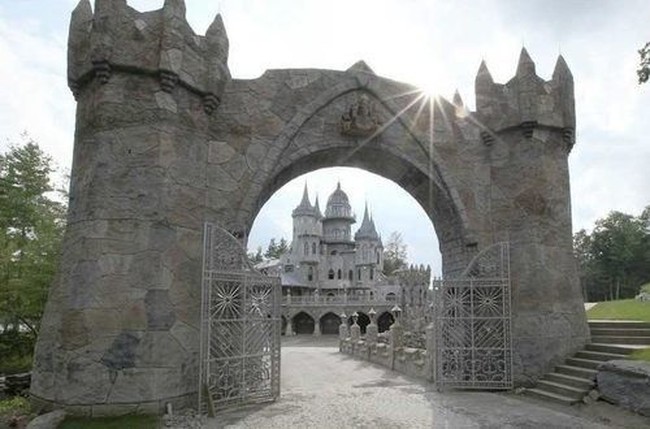 Kastil mewah yang terlihat sedikit mengerikan ini terletak di pinggiran kota Connecticut, Amerika Serikat yang sepi dan tenang. Kastil yang dibangun pada tahun 2009 ini adalah milik cucu dari seorang industrialis Chicago yang terkenal, Christopher W. Mark. Foto: dok. buzznick