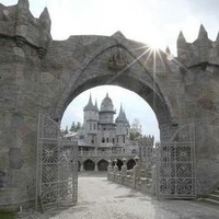 Kastil mewah yang terlihat sedikit mengerikan ini terletak di pinggiran kota Connecticut, Amerika Serikat yang sepi dan tenang. Kastil yang dibangun pada tahun 2009 ini adalah milik cucu dari seorang industrialis Chicago yang terkenal, Christopher W. Mark. Foto: dok. buzznick