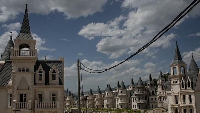 MUDURNU, TURKEY - MAY 21: Hundreds of castle-like villas and houses are seen unfinished at the Burj Al Babas housing development on May 21, 2019 in Mudurnu, Turkey. Construction on the luxury housing project began in 2014 and aimed to build 732 villas, a shopping mall and entertainment facilities targeted at foreign buyers. However the future of the villas is now uncertain after the developers, Sarot Property Group filed for bankruptcy after buyers and investors pulled out of the 150million euro project. The economic downturn and weakening Turkish lira have left many companies unable to pay large foreign currency debts borrowed to finance projects, resulting in many companies filing for bankruptcy and leaving projects unfinished. (Photo by Chris McGrath/Getty Images)