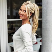 Tak hanya itu, banyak penonton menyadari bahwa mereka juga melihat bra Celine terlepas saat ia jatuh. Model berusia 23 tahun ini pun berhasil bangkit kembali dari momen memalukan itu dan tetap melanjutkan aksinya berjalan di atas panggung selama kontes berlangsung. Foto: Instagram