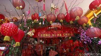 Salah satu ornamen bernuansa Imlek yang dapat ditemui di kawasan Glodok ini adalah lampion beragam ukuran.