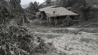 Atap rumah warga penuh debu.