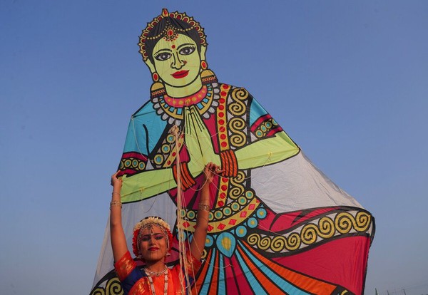 Seorang peserta memamerkan layang-layang yang akan menghiasi langit Kota Hyderabad, India, dalam Festival Layang-layang Internasional, pada Senin (13/1) lalu. Seorang peserta memamerkan layang-layang yang akan menghiasi langit Kota Hyderabad, India, dalam Festival Layang-layang Internasional, pada Senin (13/1) lalu.