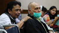 Selain menggunakan tongkat, Kivlan juga memakai masker di sidang lanjutan ini.