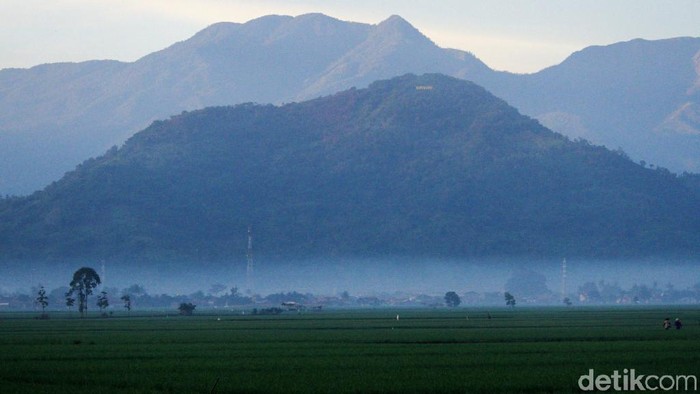 Cuaca pagi hari di wilayah Kabupaten Bandung, Jawa Barat cerah. Matahari pun terbit dengan indah.